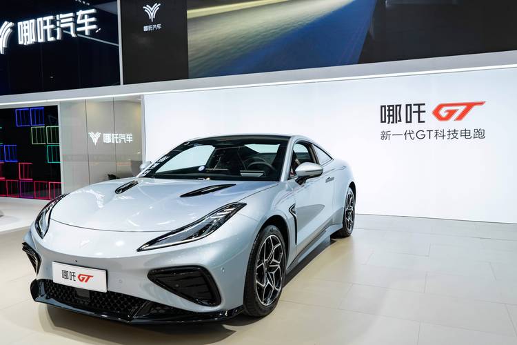 东莞280哪吒汽车在智能汽车领域的表现，领途汽车在新能源汽车市场中的影响力